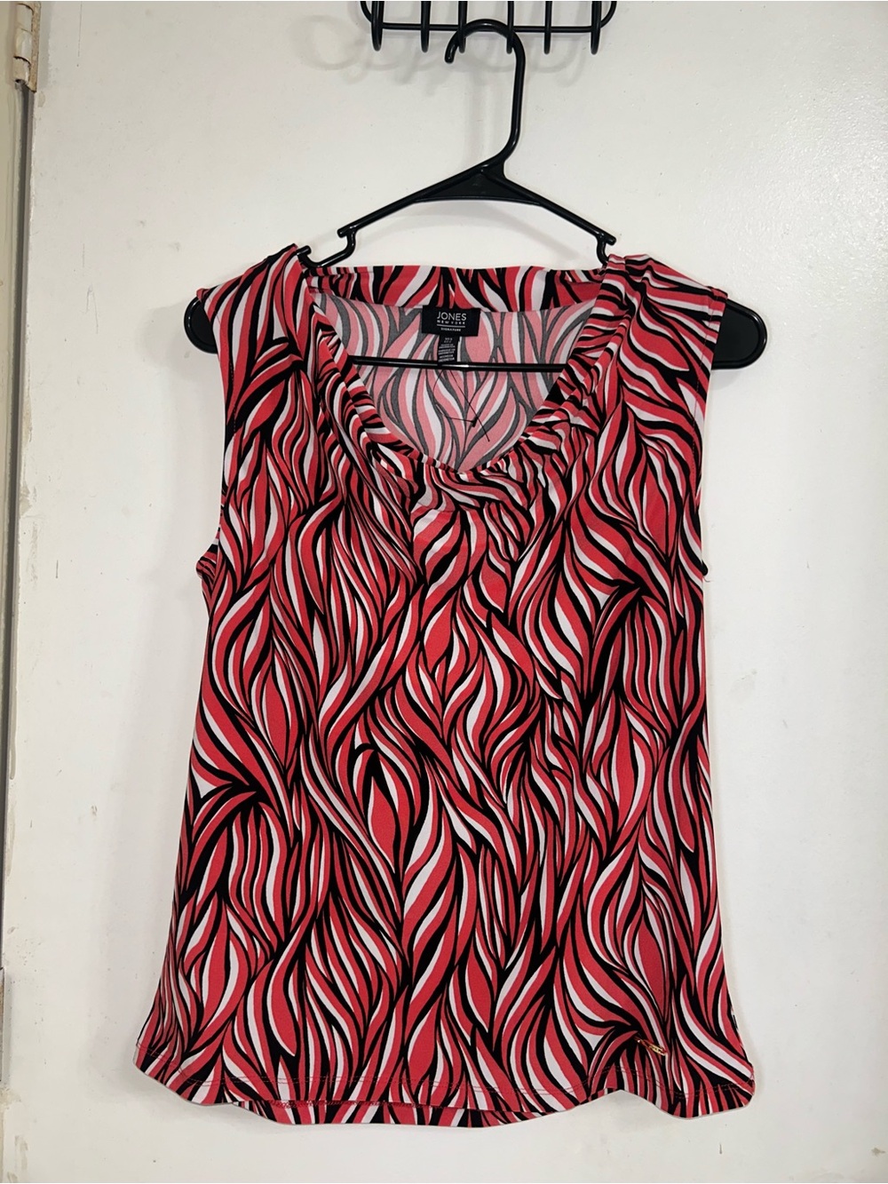 Jones New York Coral-Pink & Black Wave-Print Sleeveless Camisole